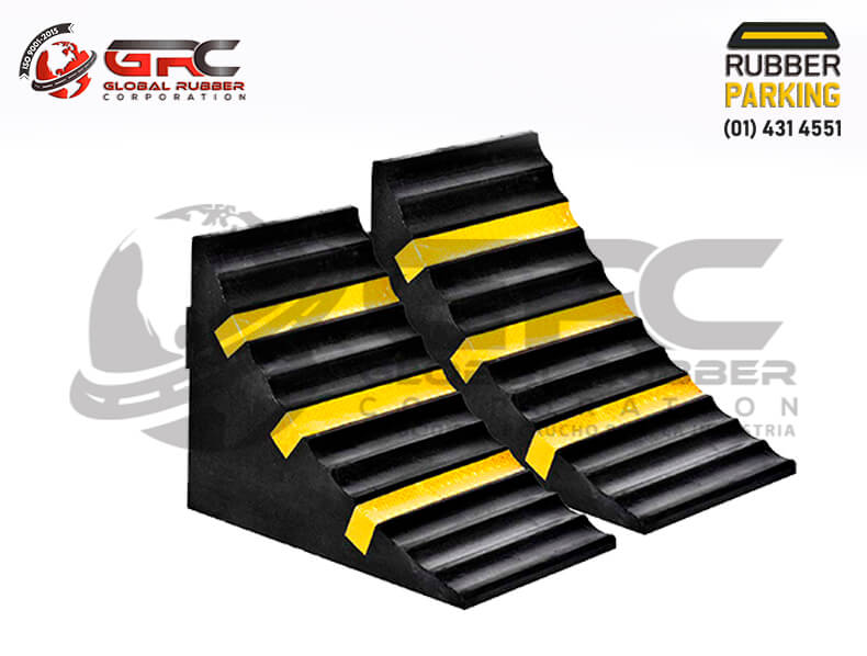 Nuestros tacos o cuñas de ruedas están elaborados con caucho SBR y caucho reciclado; estos son imprescindibles para cualquier entorno de muelle de carga.