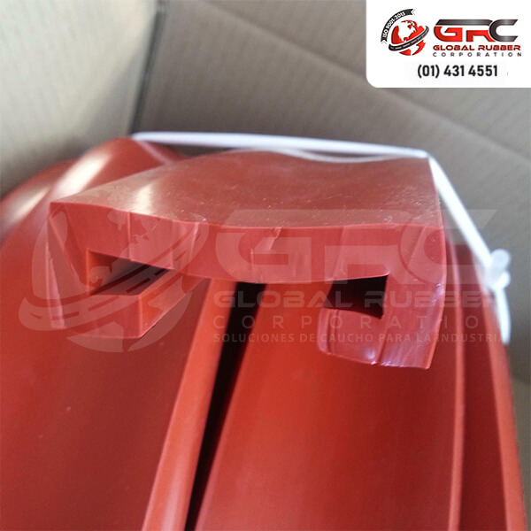 Nuestros perfiles para abrazaderas son elaborados a base de caucho natural de primer uso o nitrilo , contamos con gran variedad de modelos y medidas . Son utilizados para el aislamiento de flejes de acero, zunchos y abrazaderas.