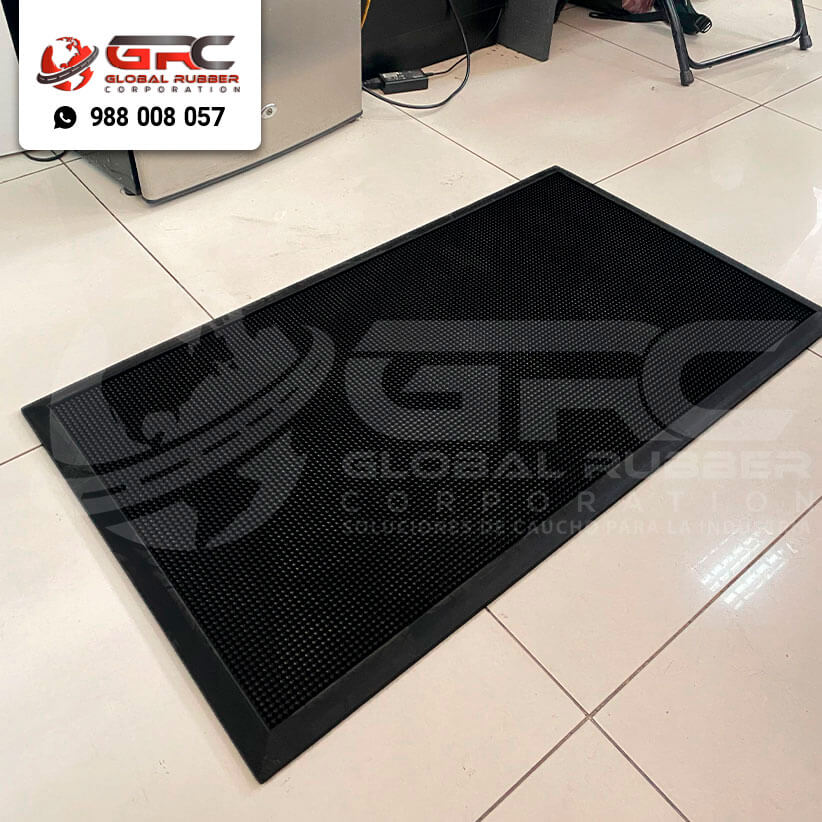 Pediluvio antideslizante utilizado especialmente como bandeja para la desinfección del calzado.