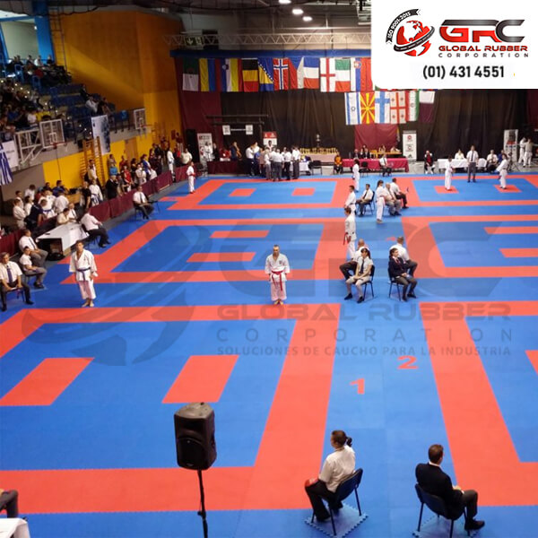 El piso tatami bicolor está compuesto de goma EVA (Etileno-Vinilño-Acetato) con relieve anbtideslizante y bordes dentados tipo rompecabezas para armarlo de diversas maneras. Es utilizado para reducir el impacto de los saltos y caídas durante las prácticas de Artes Marciales.